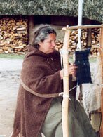 Sprangende vrouw in het Historisch OpenluchtMuseum Eindhoven. (klik voor een uitvergroting)