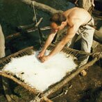 Na opspannen wordt de leren huid met scherp gereedschap schoongekrabd. (klik voor een uitvergroting)