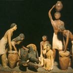 Houten model van een Egyptische bierbrouwerij uit 1900 voor Christus. RMO, Leiden (klik voor een uitvergroting)